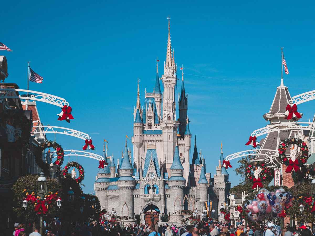 Hotels with Shuttle Services to Orlando’s Theme Parks: A Hassle-Free Experience